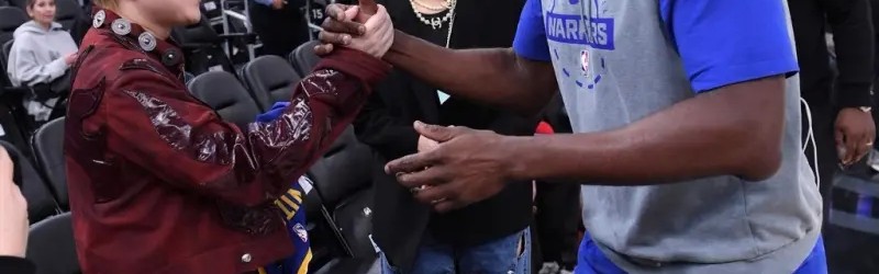 格林与王以太握手致意，并在后者的专属球衣上留下签名